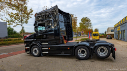 20251019-Tom-Holding-00483